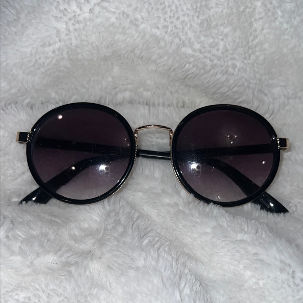 Chic Black Round Sunglasses